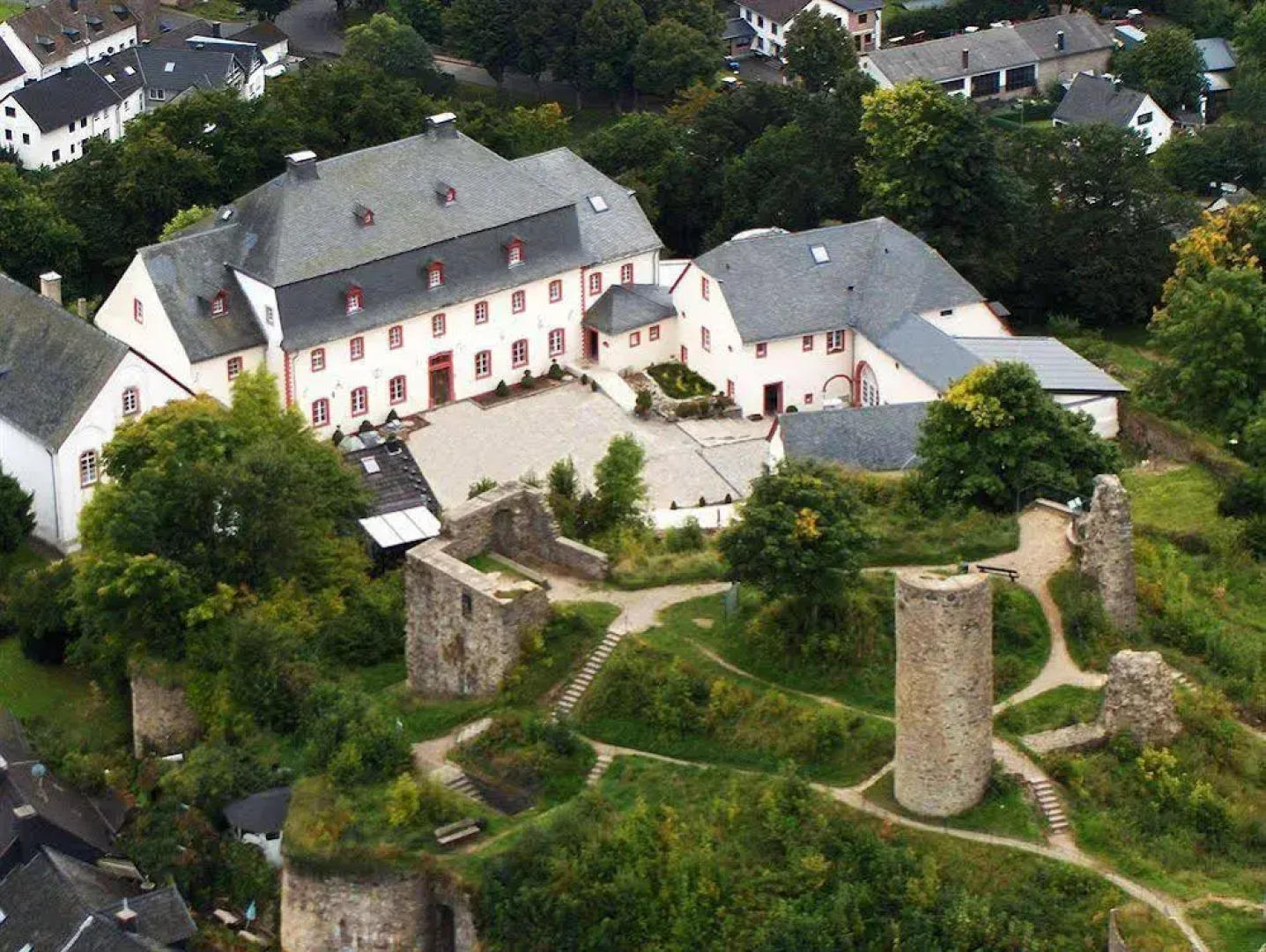 Schlosshotel Burghaus Kronenburg