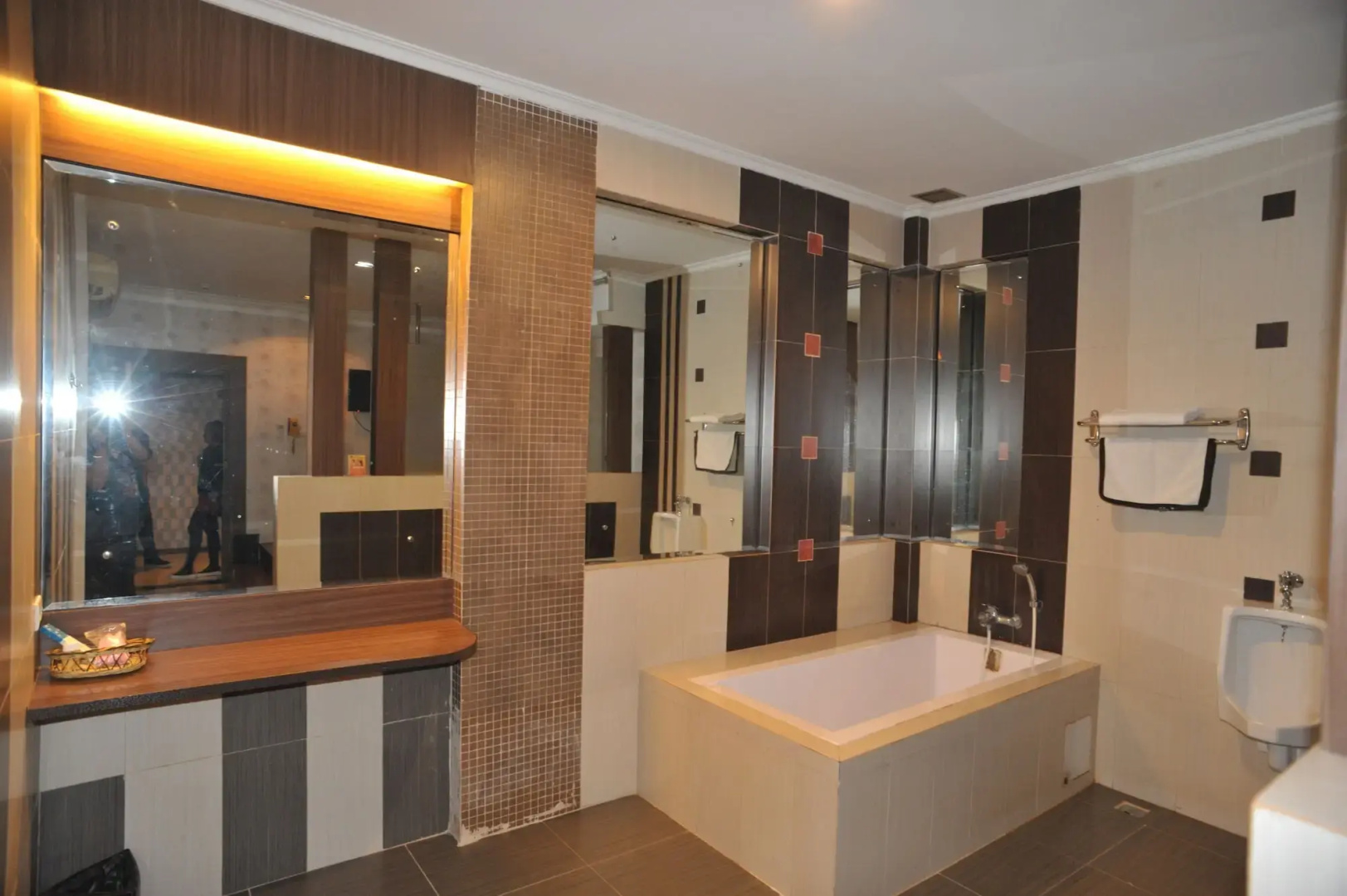 New Hollywood Hotel