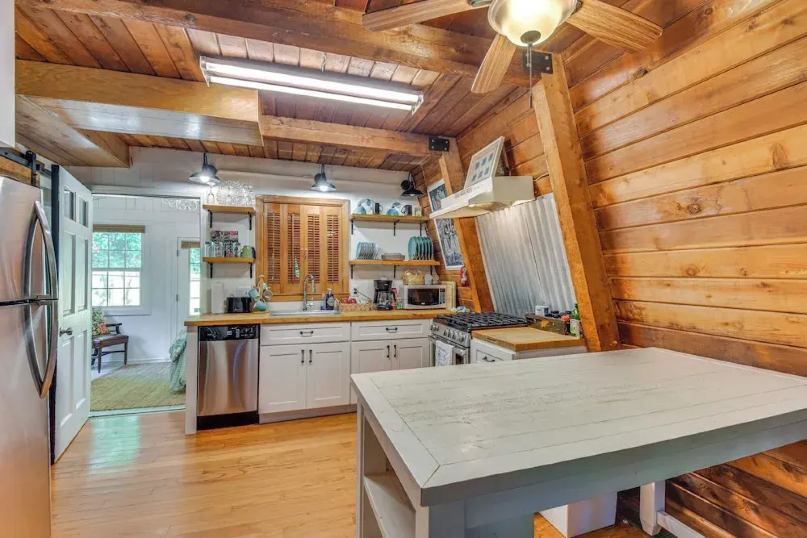 Pet-friendly Lavonia Cabin, Walk to Lake Hartwell!