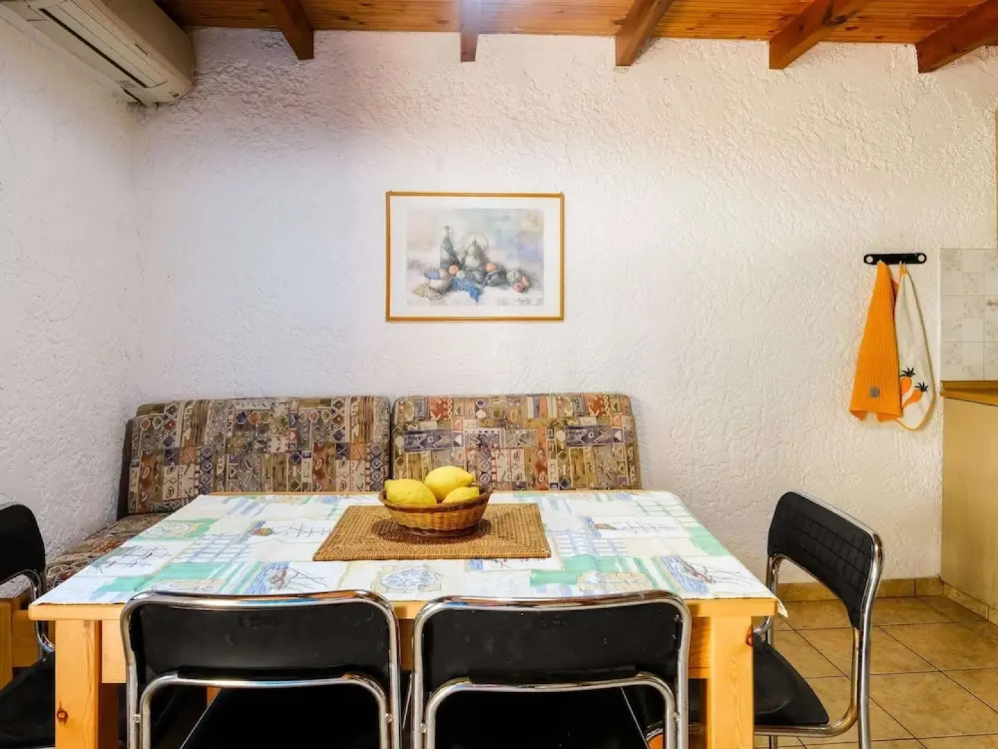 Tranquil Holiday Home in Palaiochora near Sea Beach