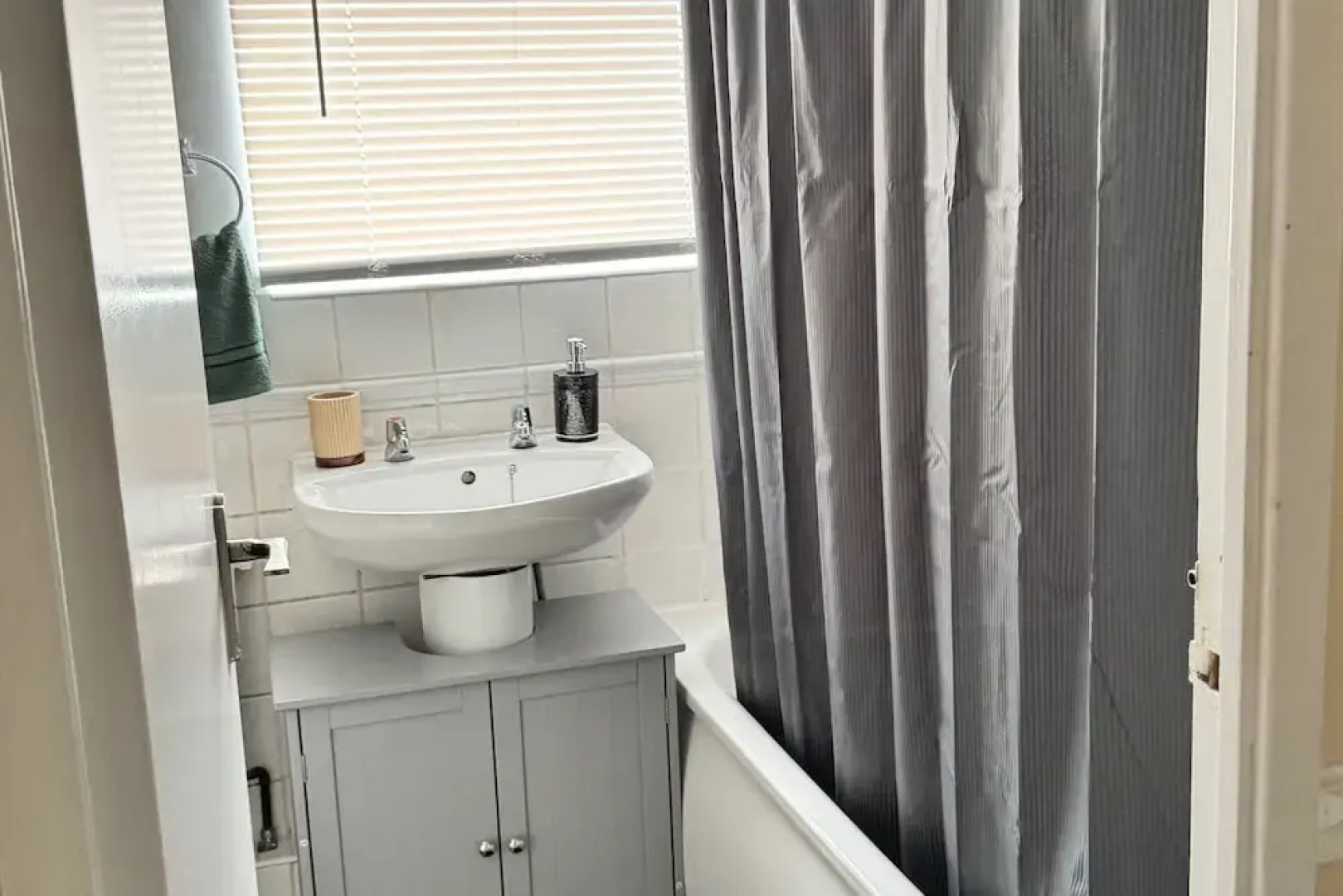 Elegant 3Br w/ Free Parking, Garden, Pet Friendly