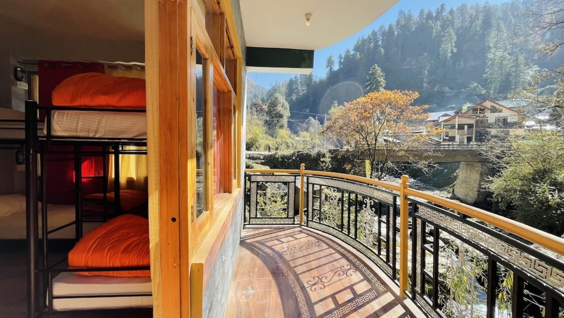 Madpackers Jibhi - Hostel