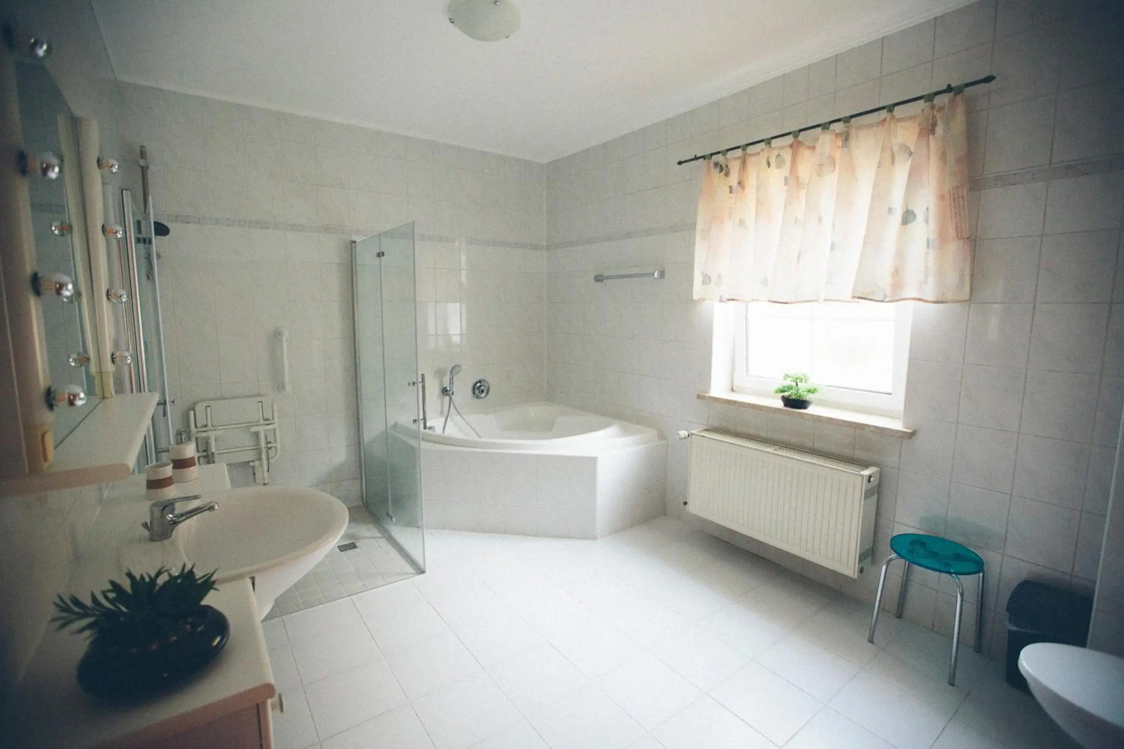 Whirlpool, Fußbodenheizung, Nintendo NES, Netflix, Wintergarten & Workspace