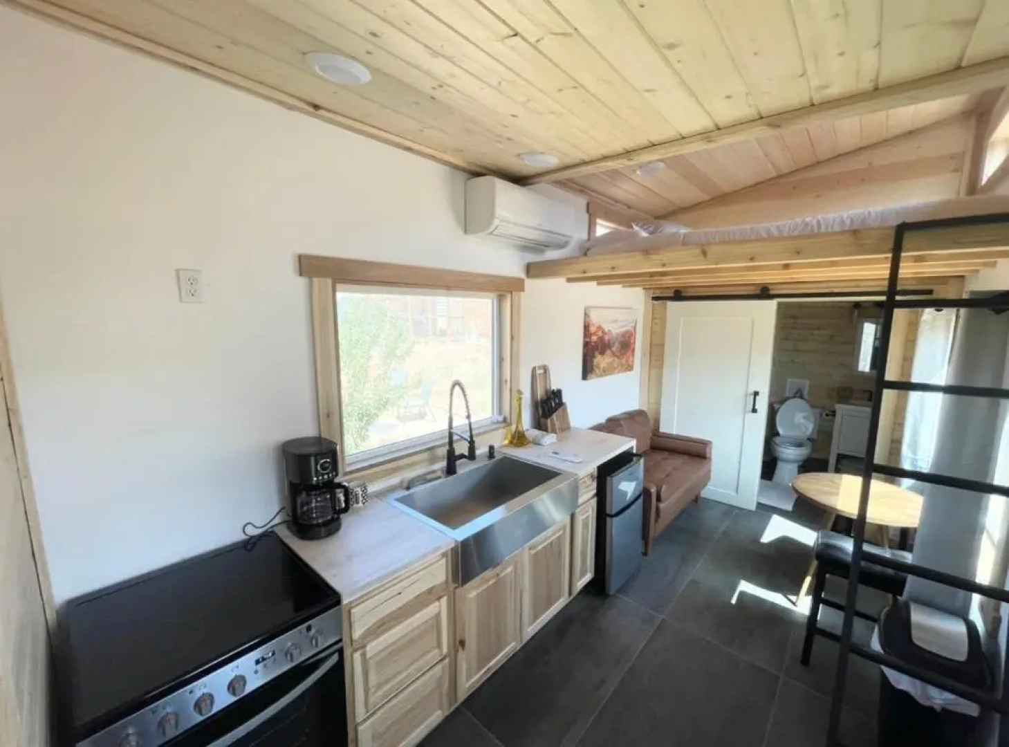 Cozy Orchard Garden Tiny House w Hottub AC Firepit