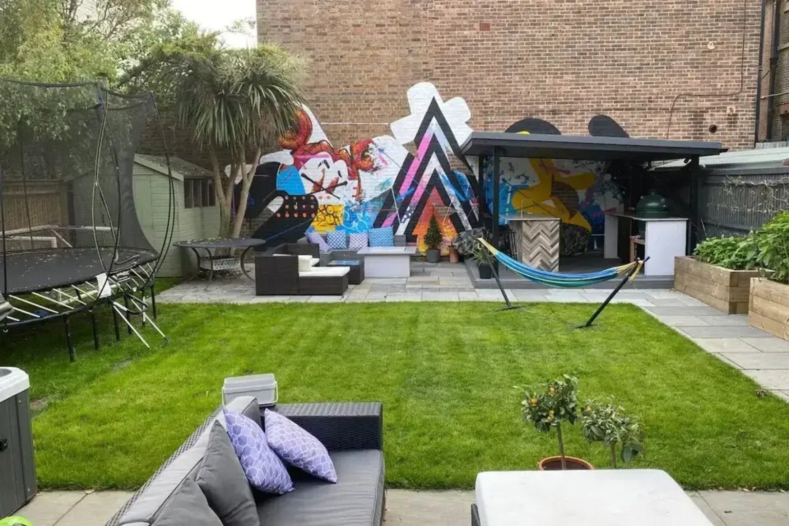 Spacious 5 Bedroom Home Near the Beach With Parking