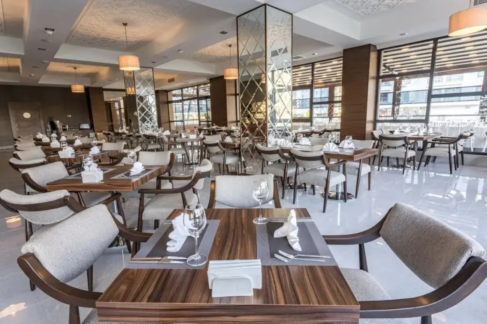 Shimall Deluxe Hotel