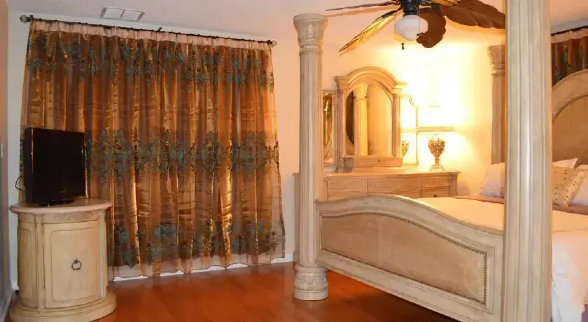 Four-Bedroom House near Universal