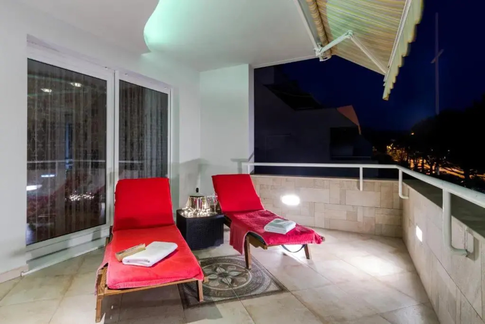 Luxury Seaside Apartment