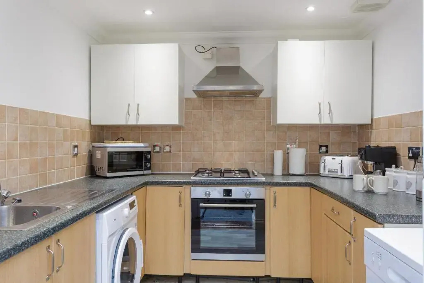 Luxury Granada Apartments - 1 & 2 bed FLATS Perfect for Contractors, Family, Students near Seafront