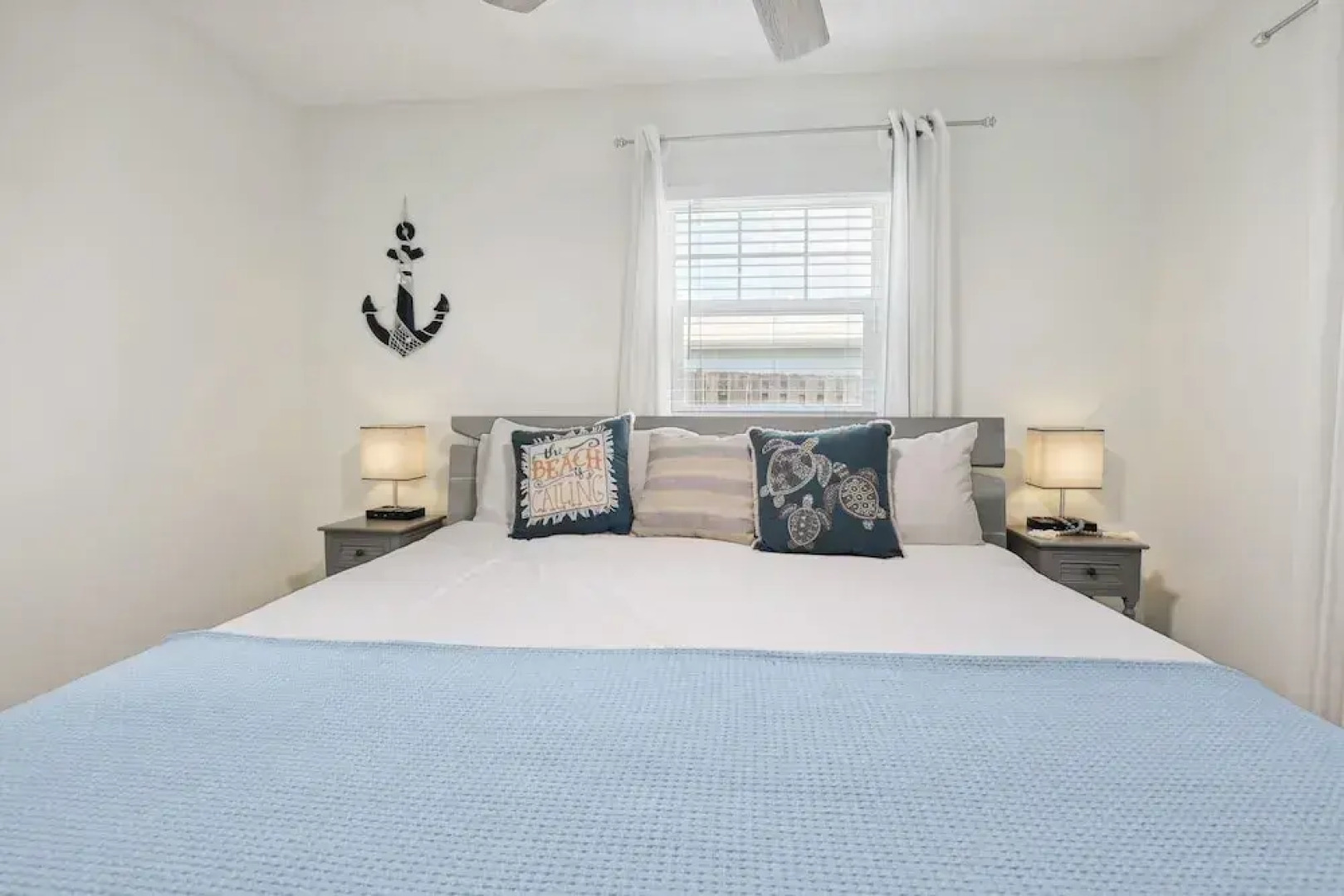 Boat Lovers Paradise: Walk to Private Beach!