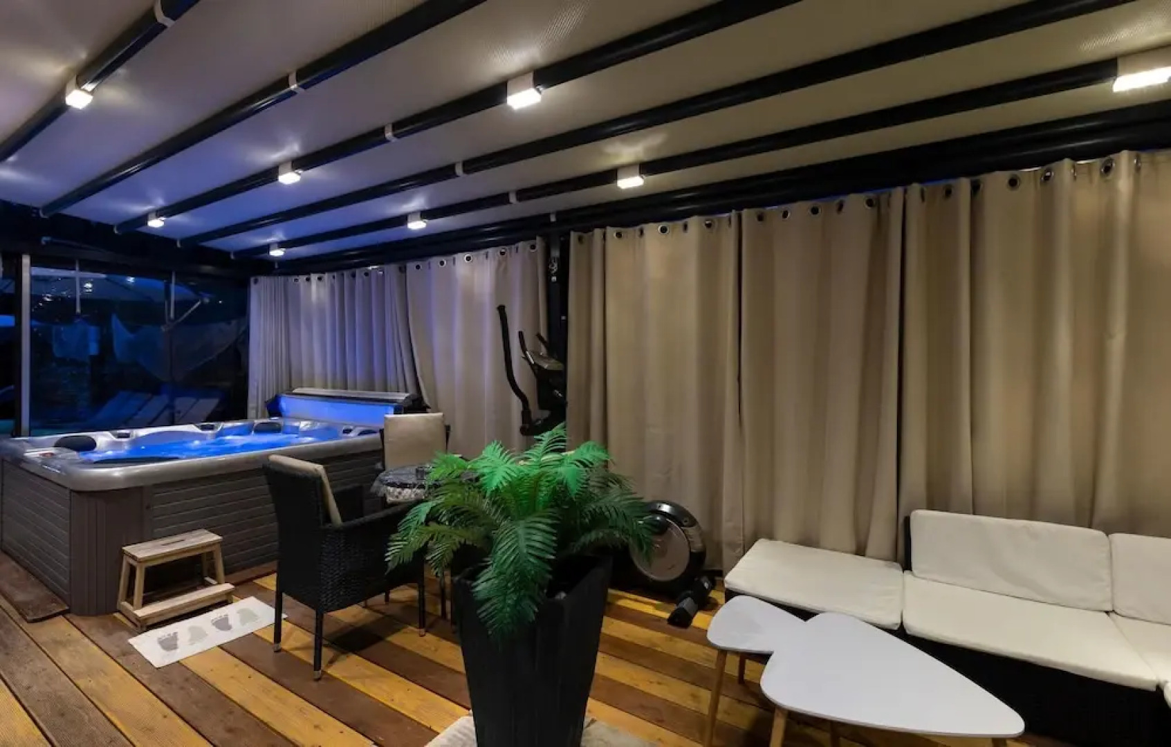 Awesome Home in Vantacici With Jacuzzi, Sauna and Wifi