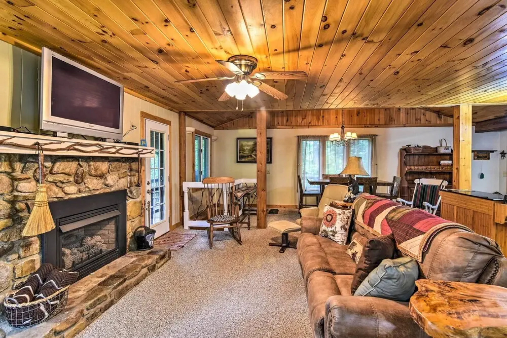 Robbinsville Cabin w/ Deck: 3 Mi to Fontana Lake!