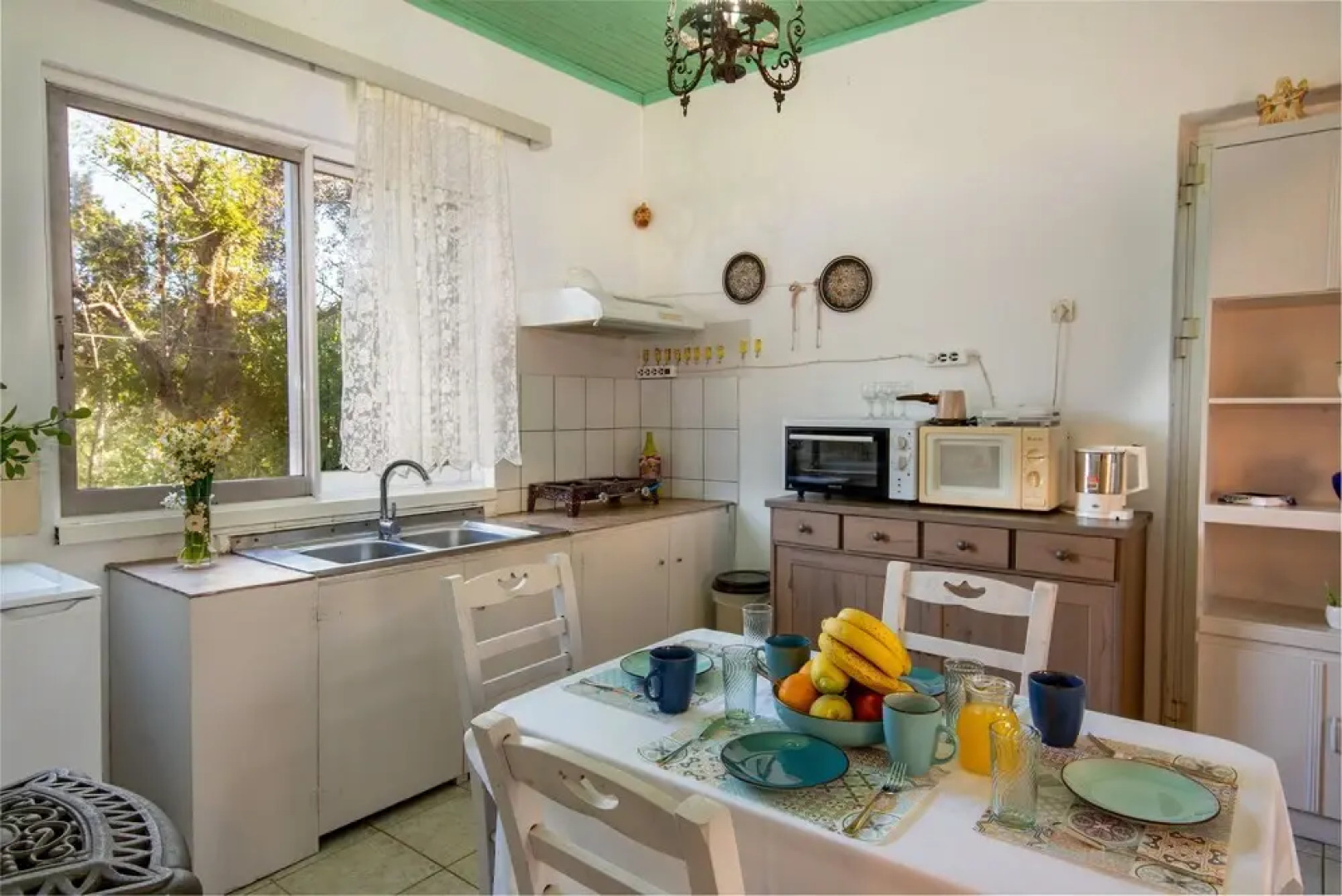 Sunset Traditional Cottage by Konnect