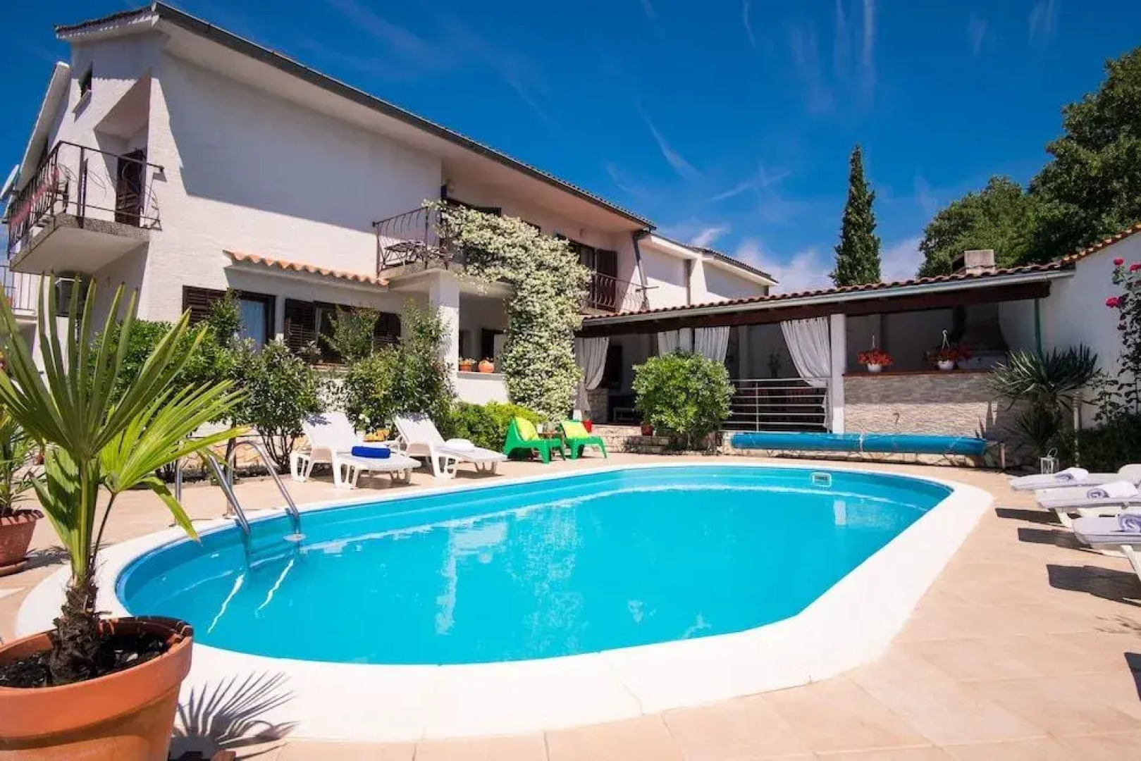 Apartment Dina with pool