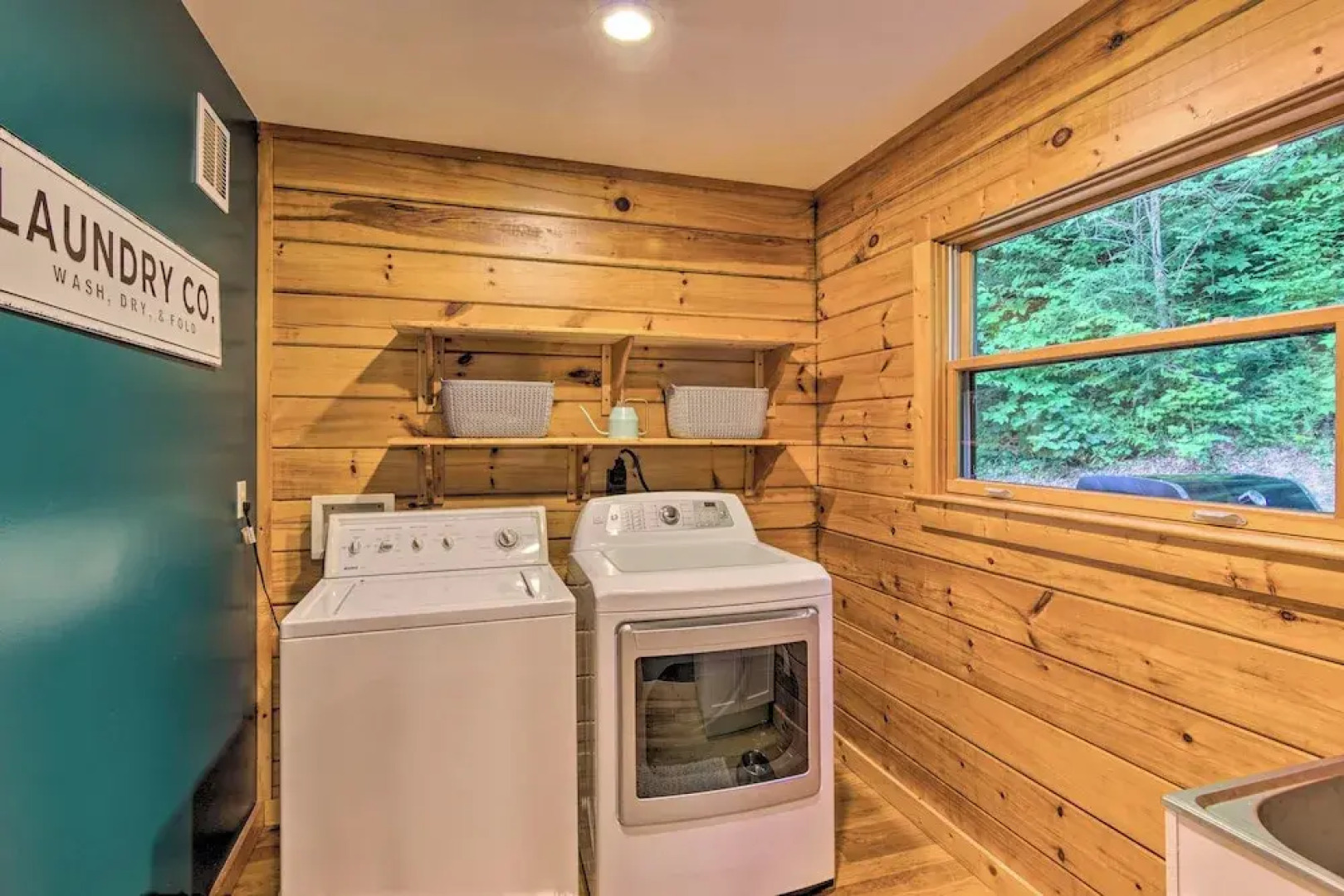 7 Mi to Ski Slopes: Mars Hill Cabin w/ Hot Tub!