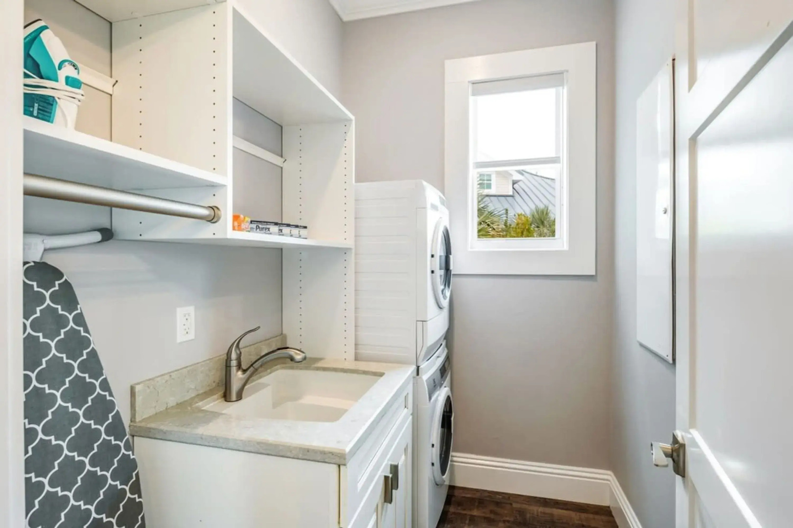 Aquaria House by Brightwild Pool Boat Dock