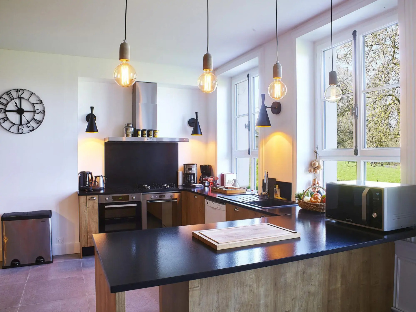 Castle and its outbuildings with terrace in Asnières