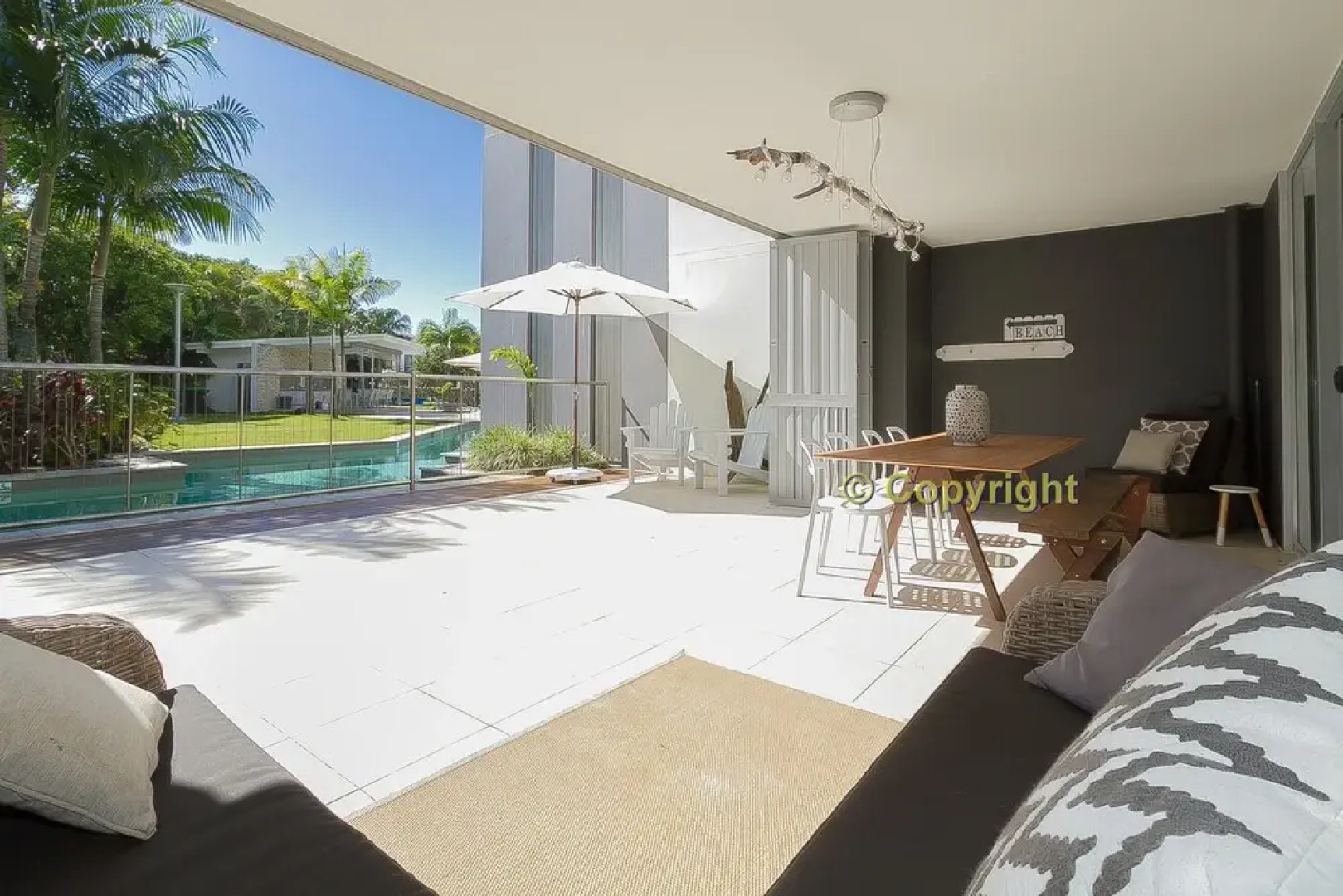 A Deluxe Swim Up - Drift Apartments South