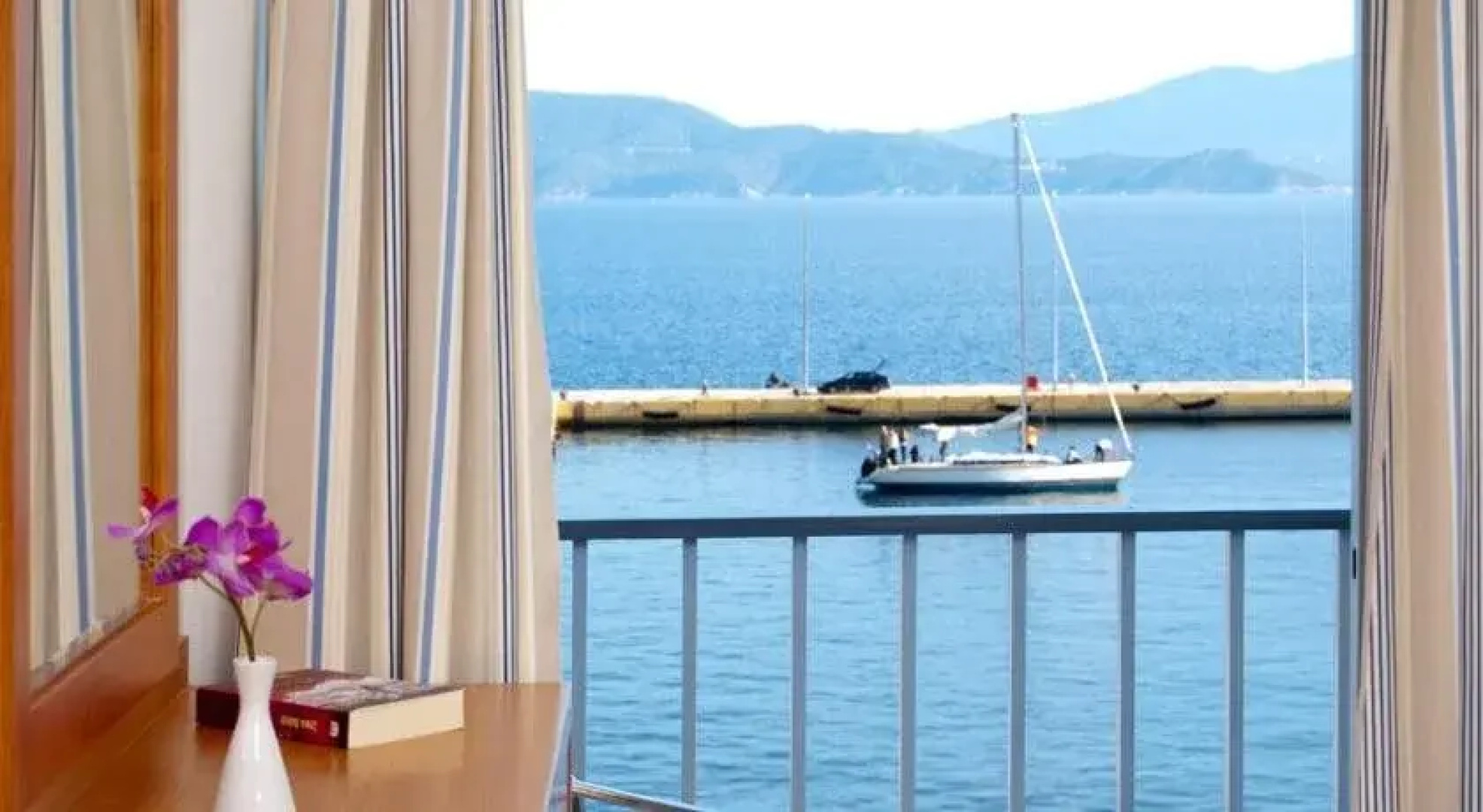 Saronis Hotel