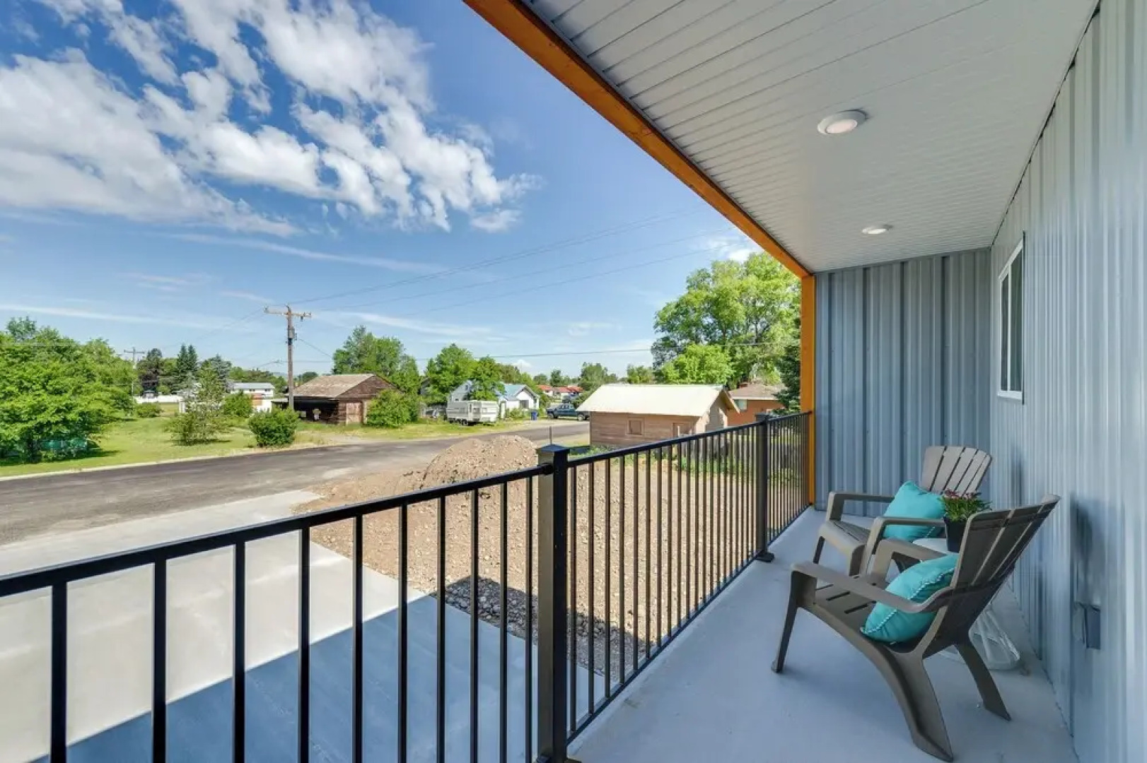 Modern Apt - 7 Mi to St. Anthony Sand Dunes!