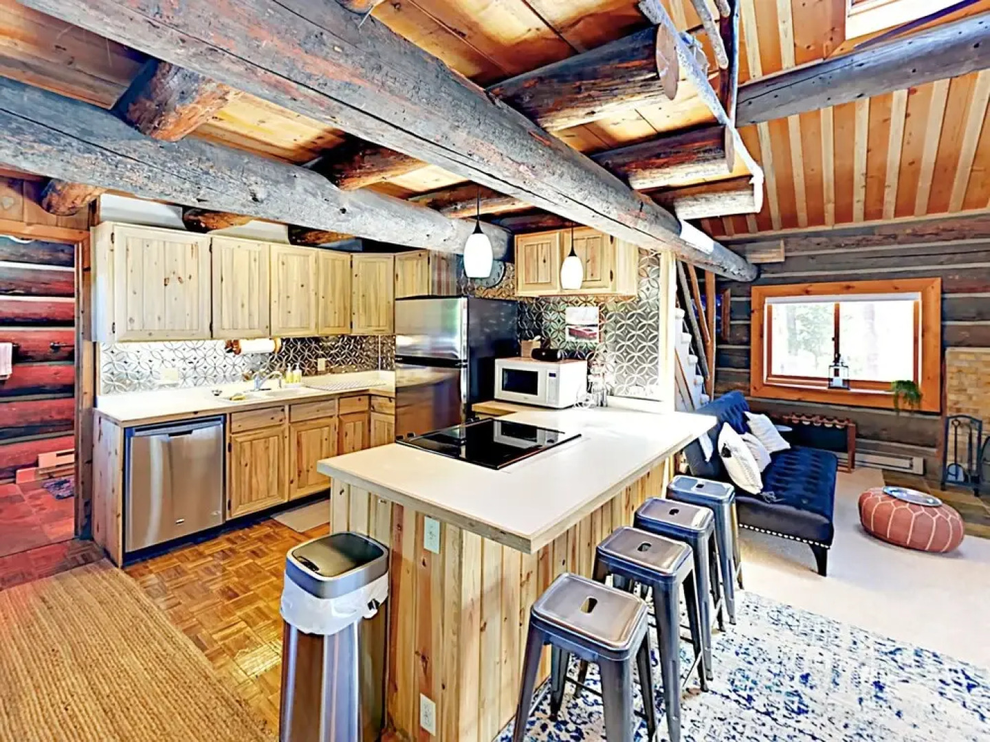 Secluded Mountain-view Log , Near Snow Trails 2 Bedroom Home