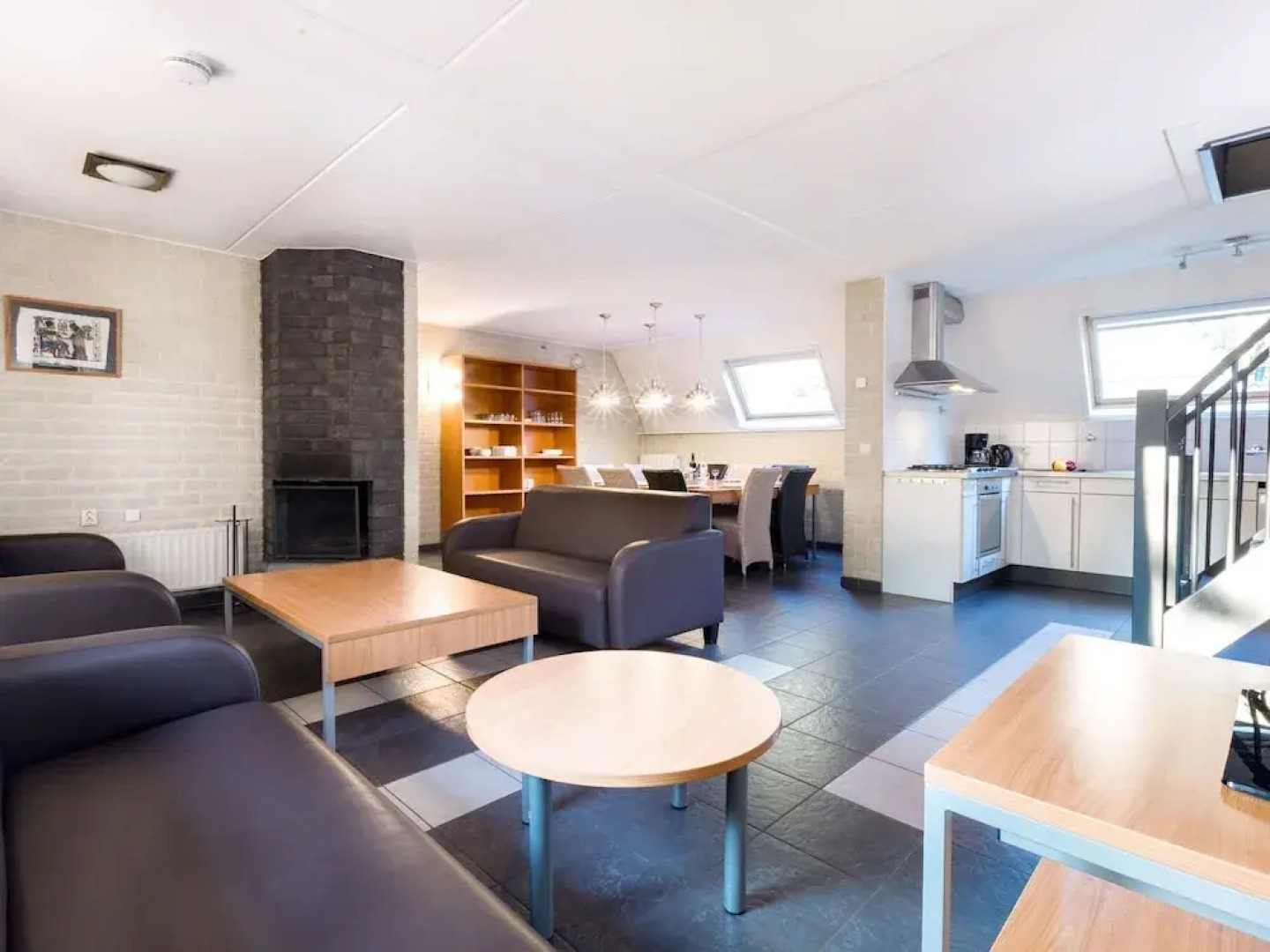 Detached Villa with Fireplace & 4 Bathrooms near Golf Course