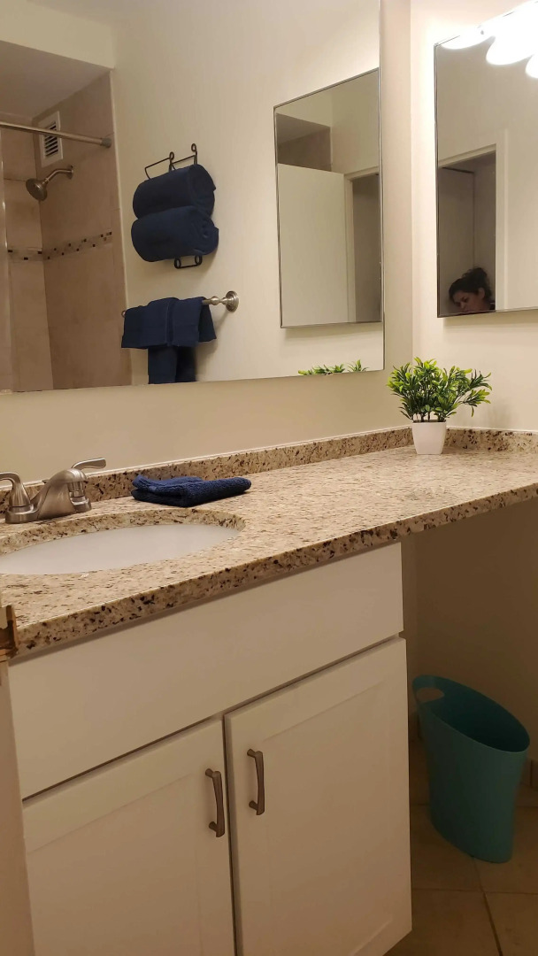 2 Bed with Work From Anywhere Office & Fast Wifi!