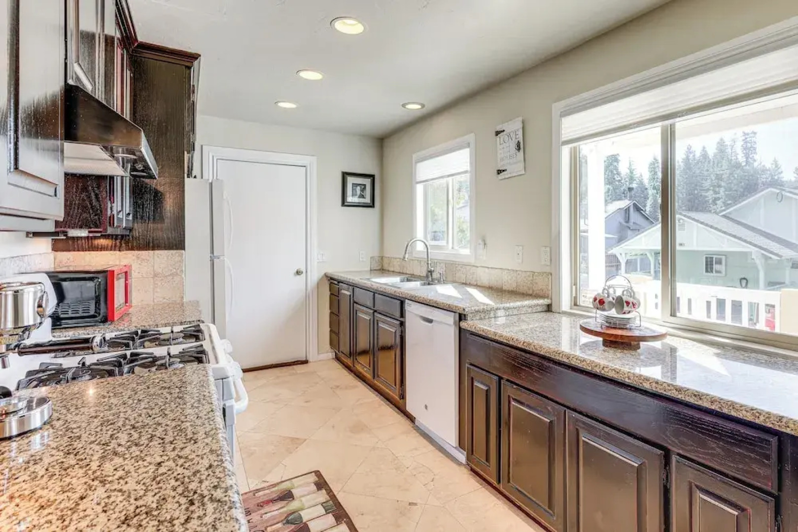 Home w/ 2 Decks - 2 Mi to Lake Gregory Dog Park!