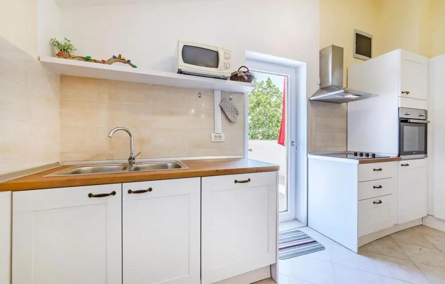 Stunning Apartment in Muntic With 3 Bedrooms and Wifi