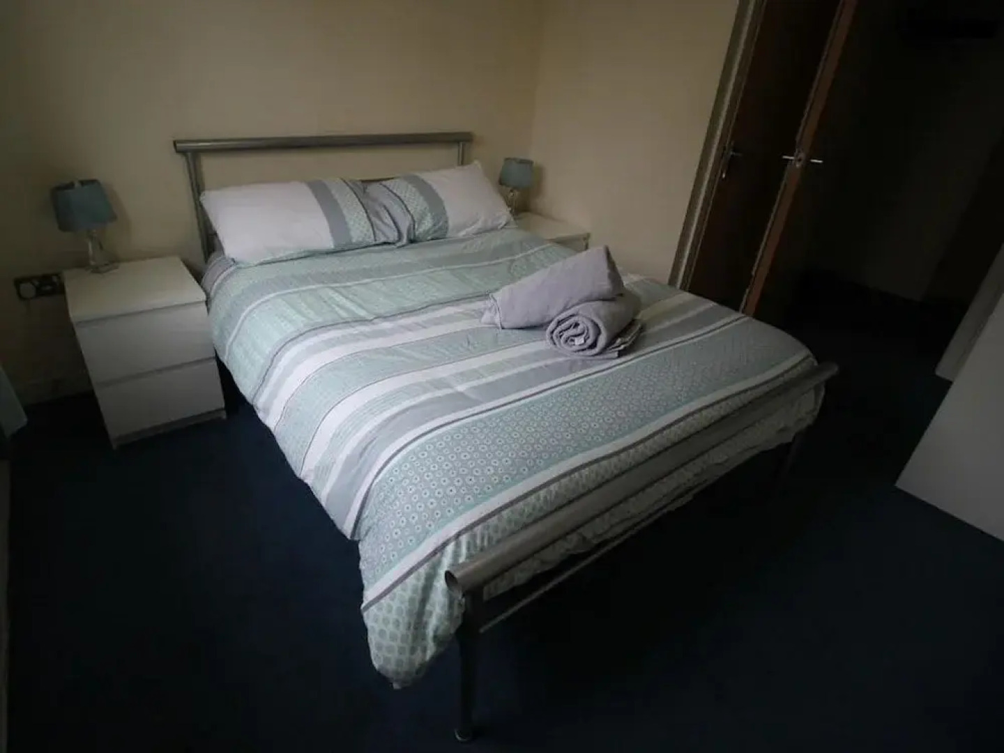 High Street 3 Bedroom House Near Cardiff by Cardiff Holiday Homes
