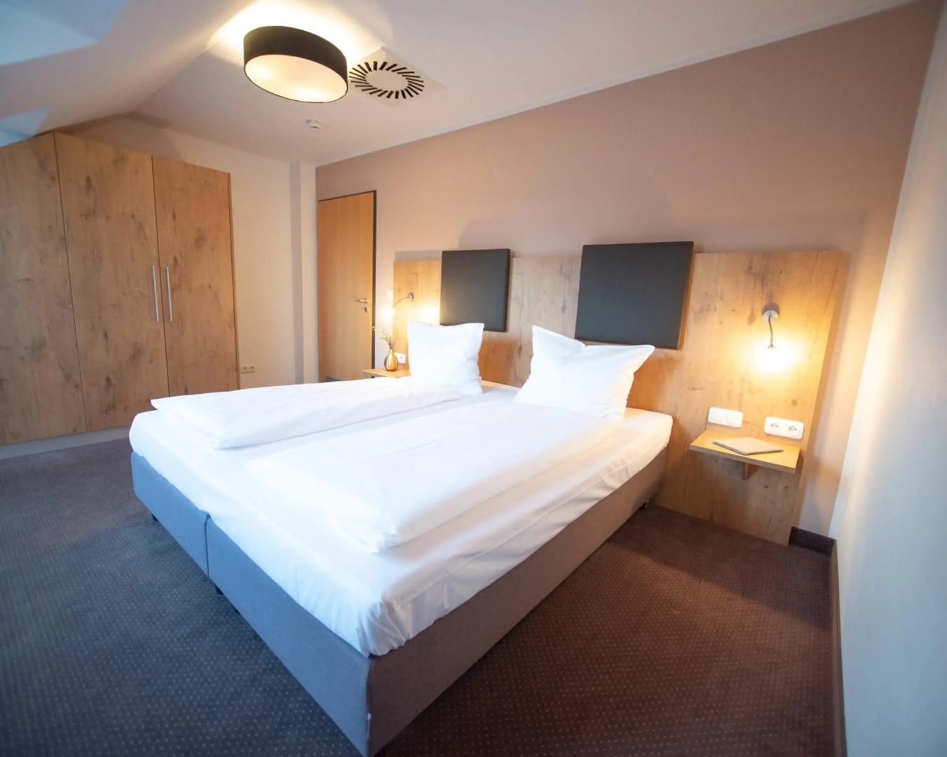 Hotel am Hachinger Bach by Blattl