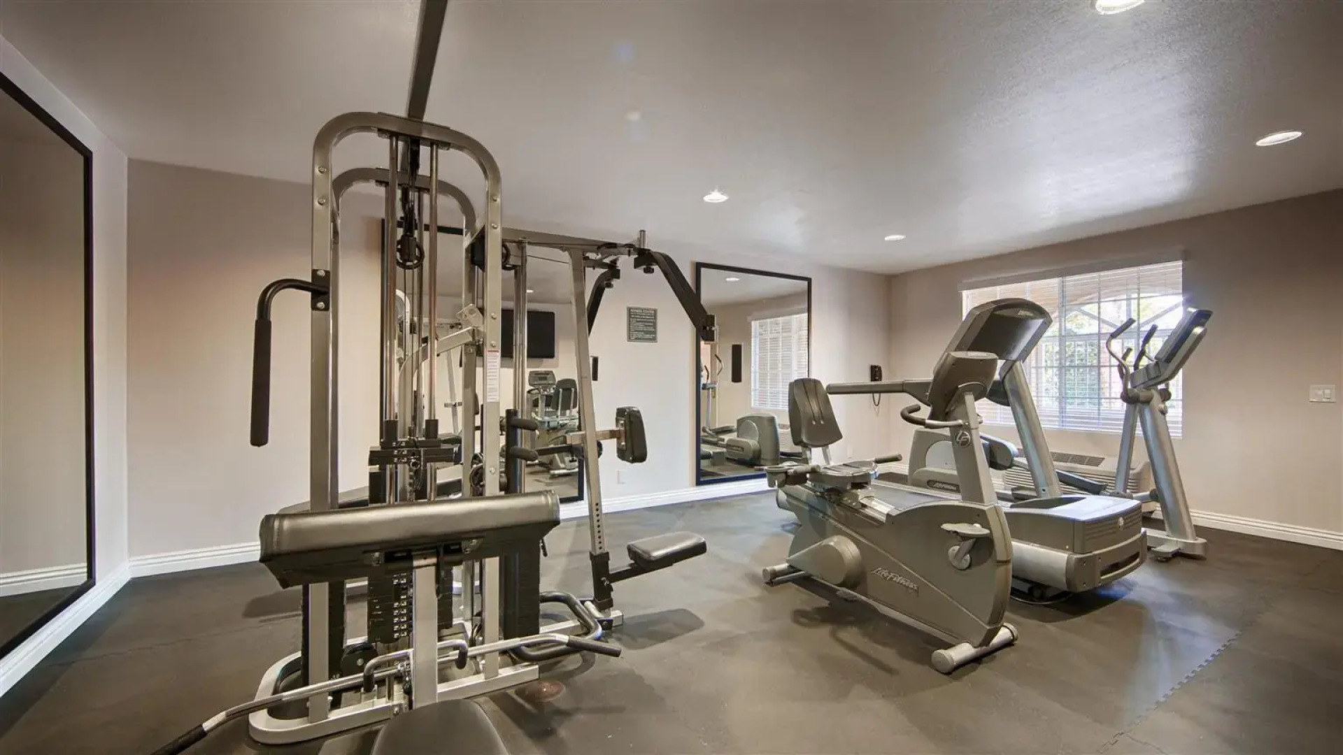 BEST WESTERN PLUS Bishop Holiday Spa Lodge