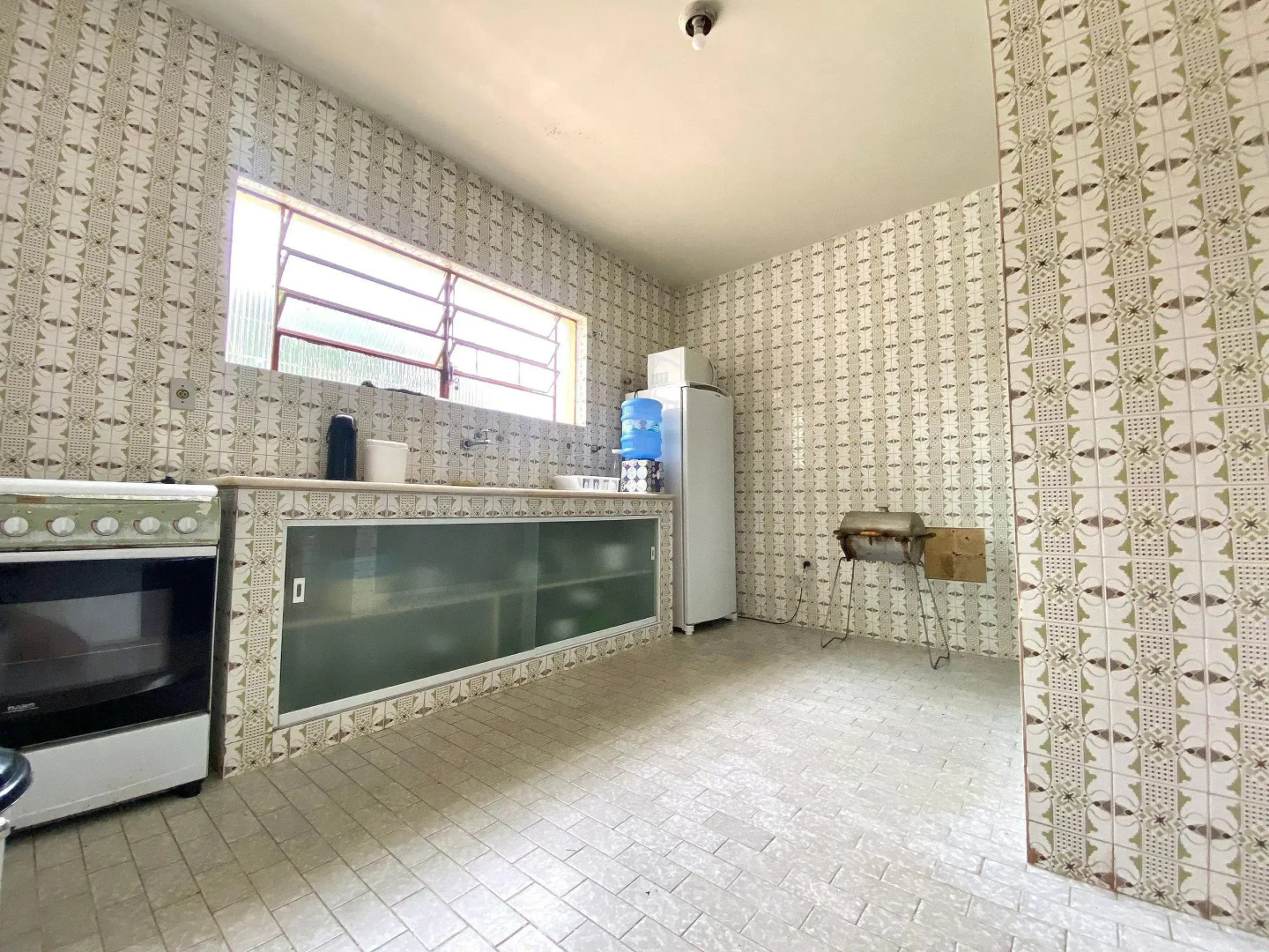 Casa 5 quartos, ampla, a 100 metros da praia. Amigos e família são bem vindos a essa casa. Venha viver momentos inesquecíveis aqui.