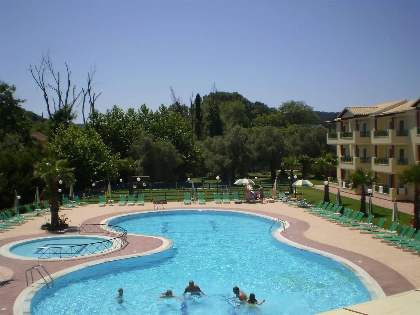 Damia Hotel & Apartments