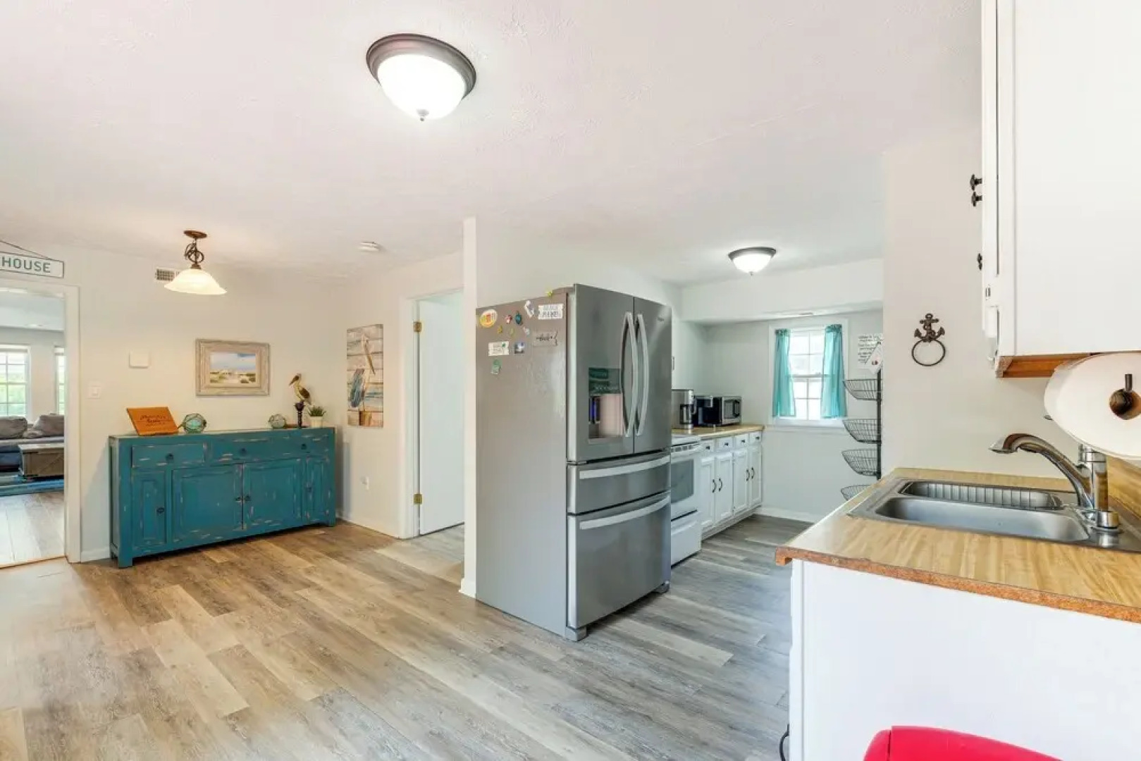 Adorable Cottage: Fire Pit, Walk to Colonial Beach