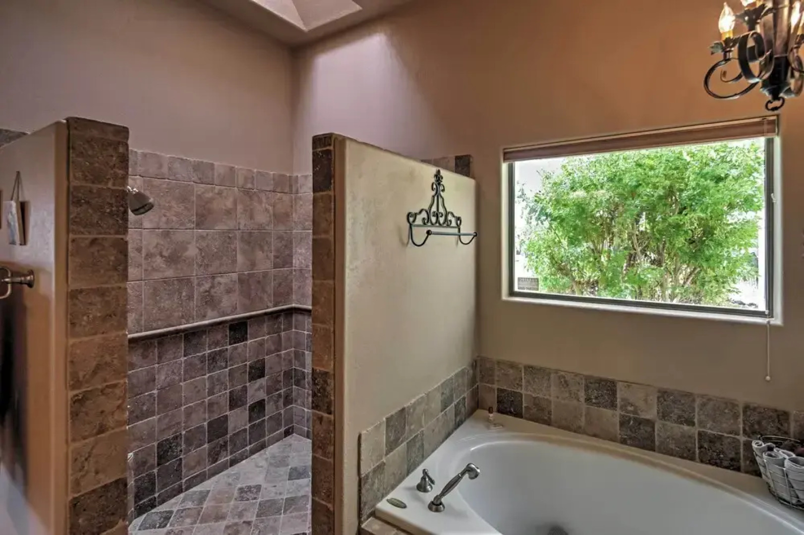 < 2 Mi to Lake Havasu: Spacious Home w/ Patio!