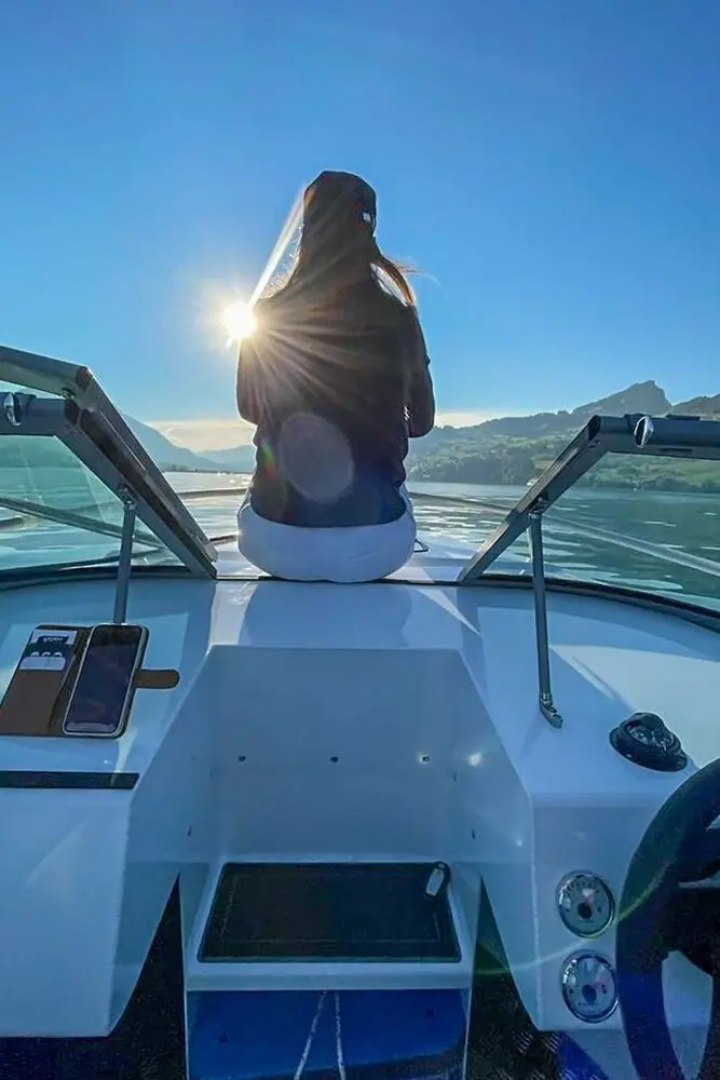 Seestern am See mit Motorboot Ennetb Rgen