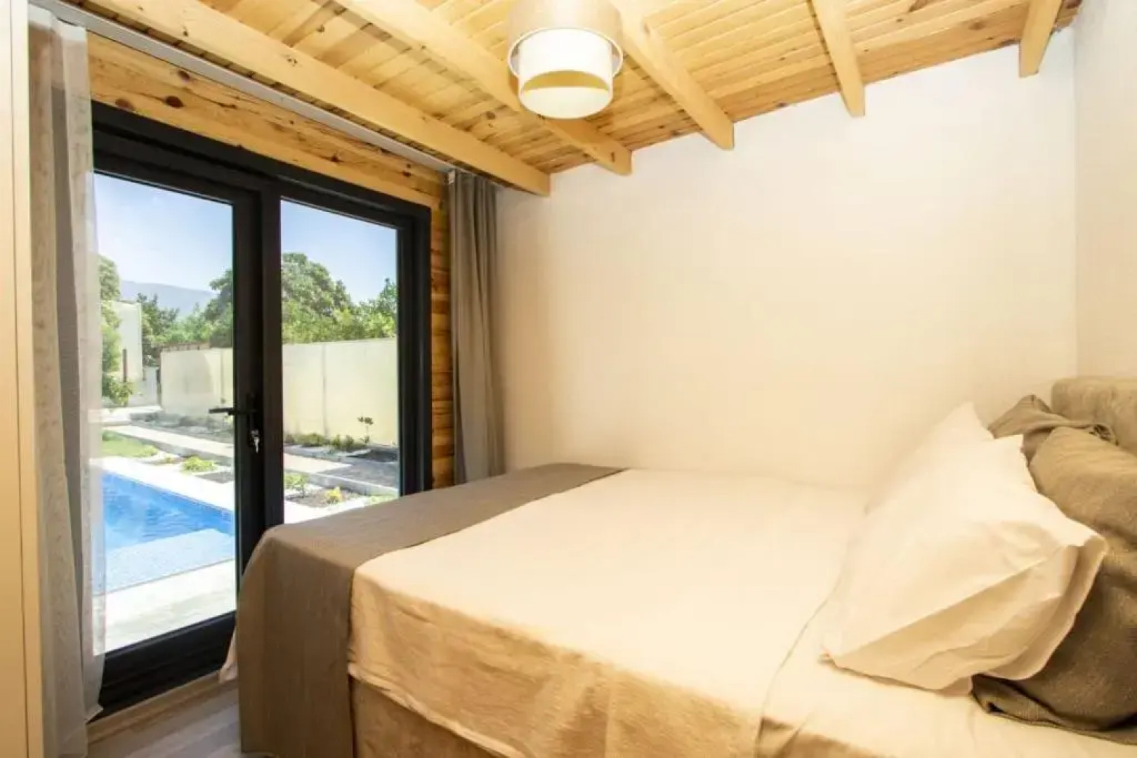 Villa With Pool Jacuzzi and Backyard in Inlice