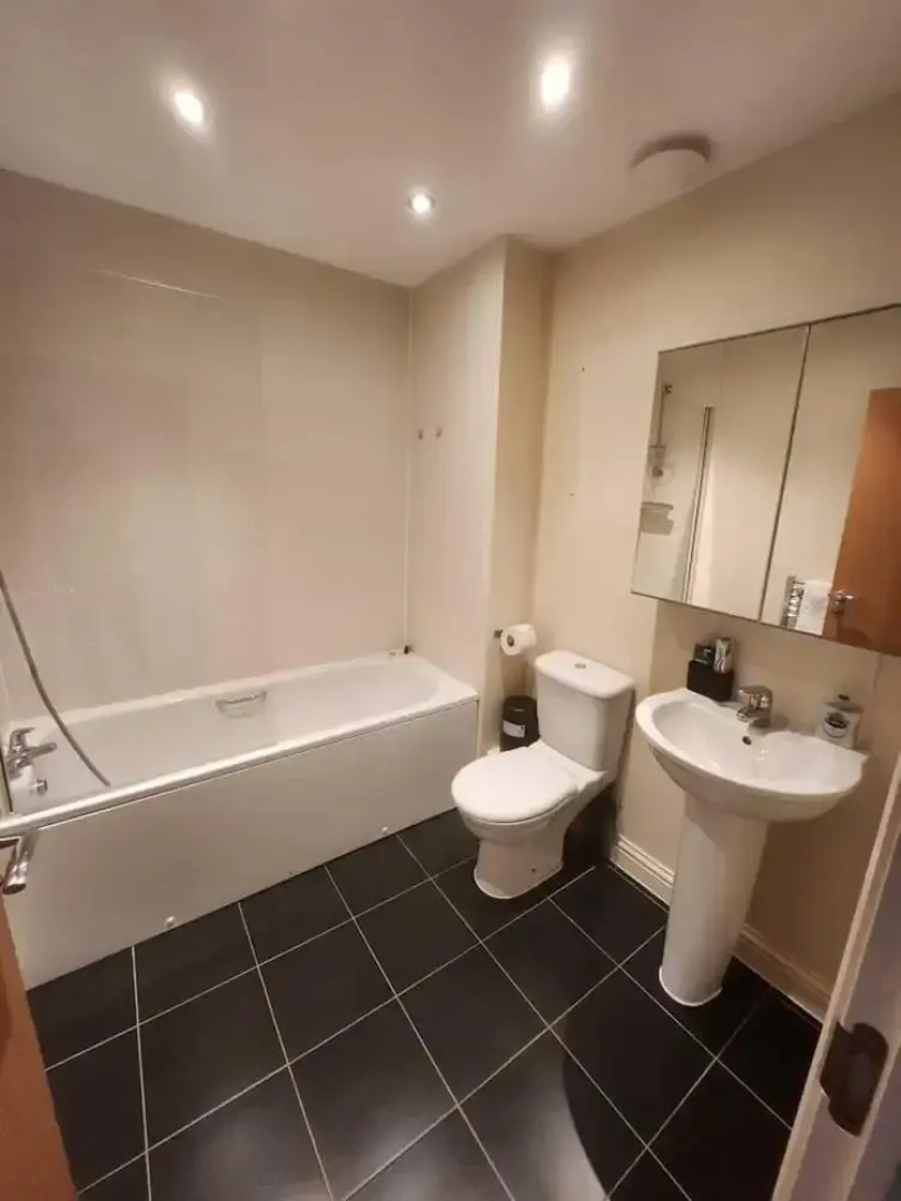 Beautiful 4 Bedroom Home With Parking by Lakeside