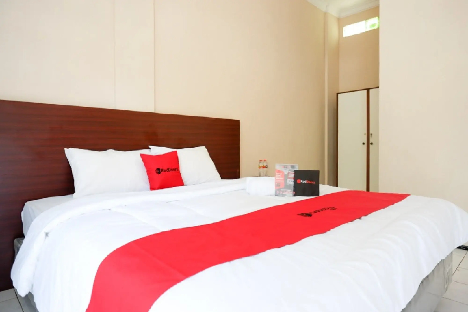 RedDoorz Plus near Stadion Wijaya Kusuma