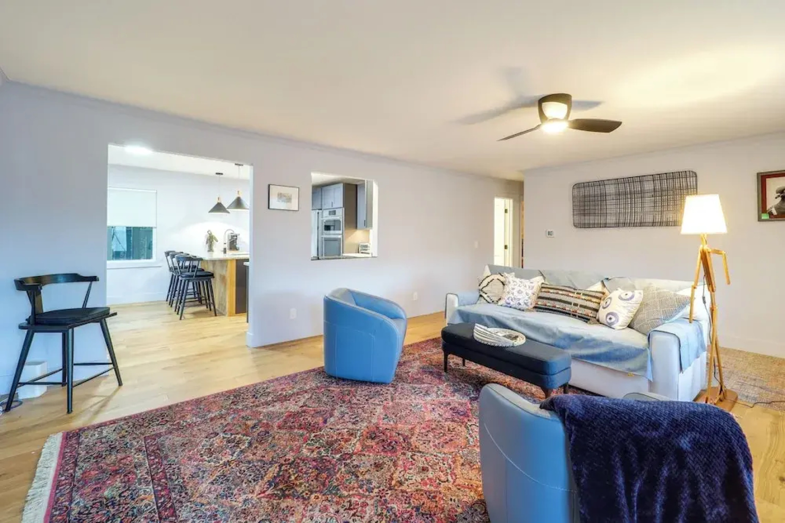 Steps to Dtwn & Fabulous Restaurants: Chic Condo