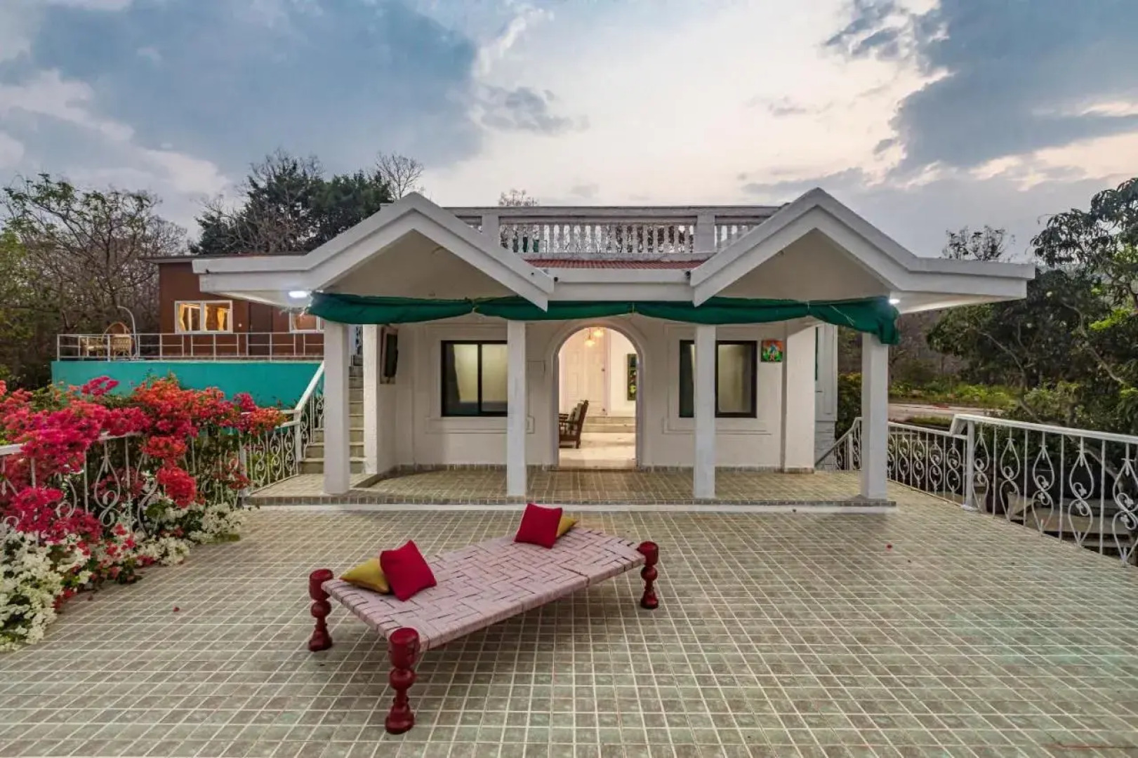 Saffronstays Sunglade