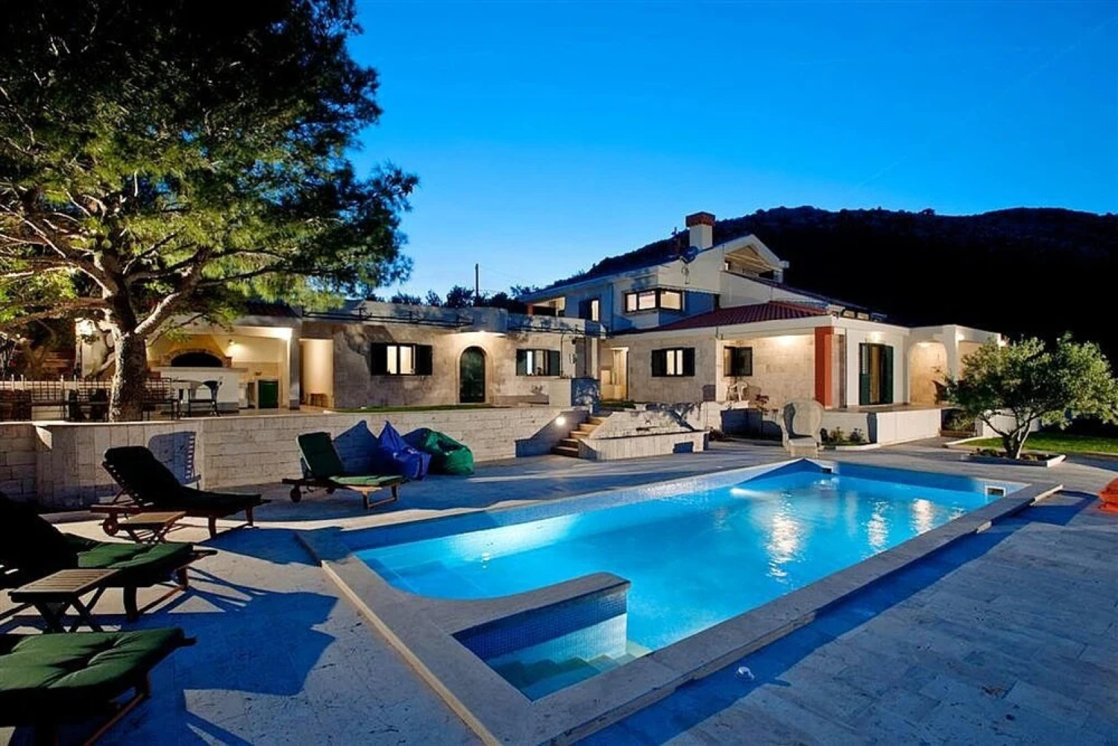 Villa With 4 Bedrooms in Prgomet, Trogir, With Wonderful sea View, Private Pool, Furnished Terrace Near the Beach