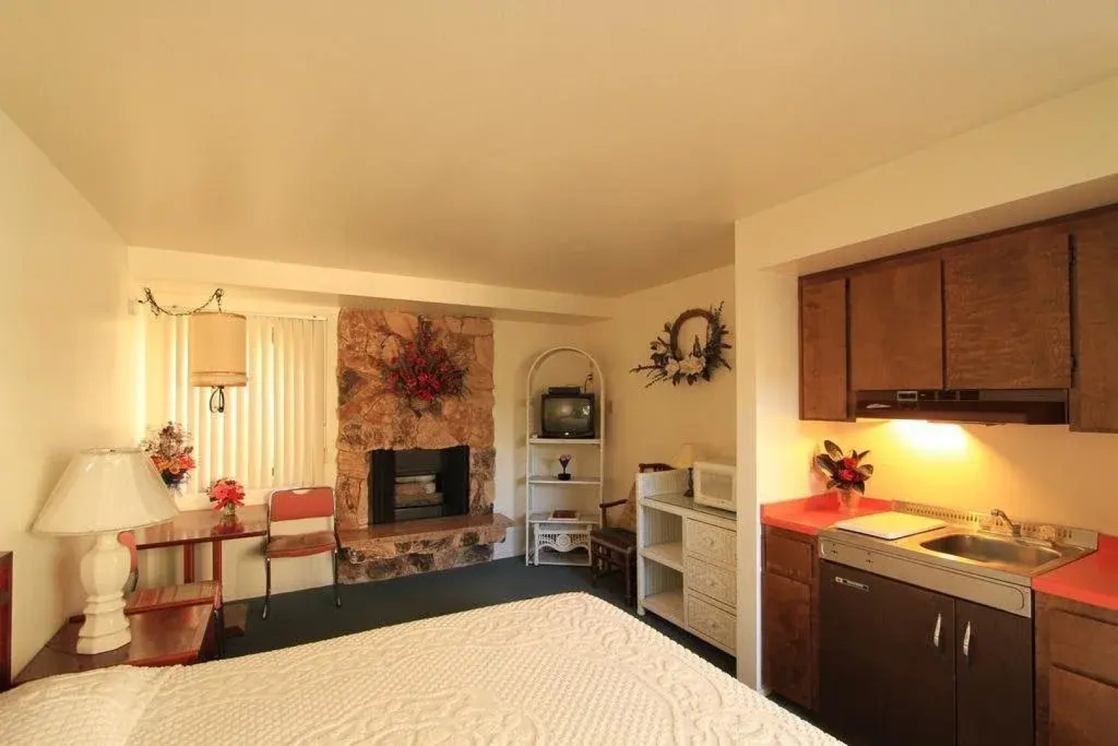 Monterey Fireside Lodge