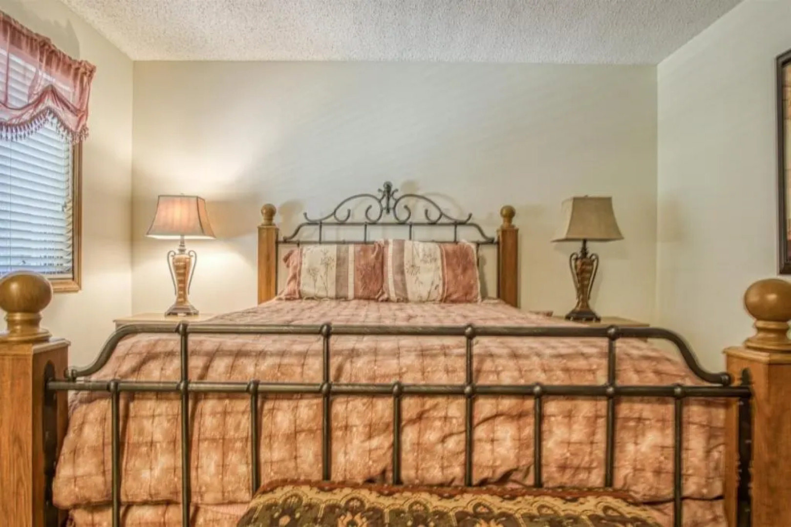 02101 - 1 LaCanada Lane