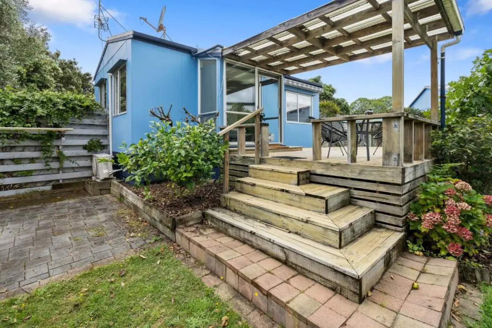 The Wee Blue Bach - Waikanae Beach Holiday Home