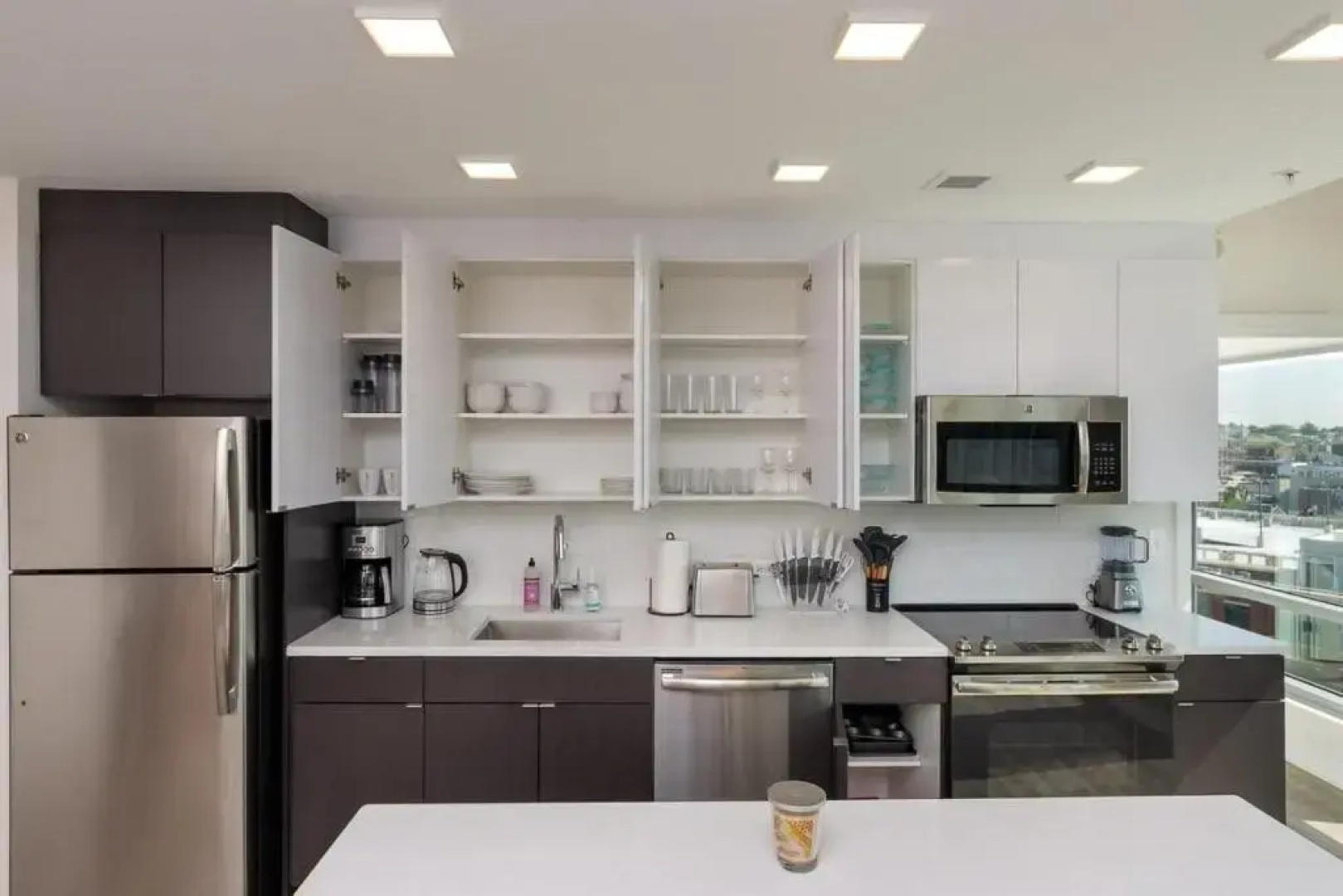 3BR Glass Suite With Gym & Pool By ENVITAE