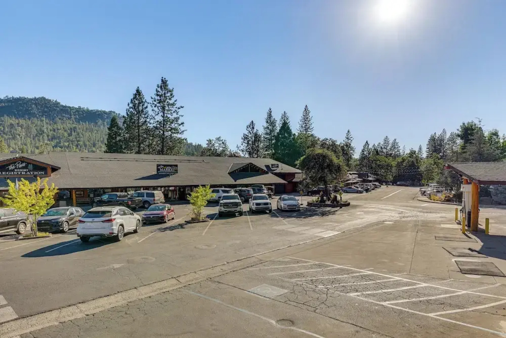 Walk to Marina: Central Bass Lake Studio w/ Deck!