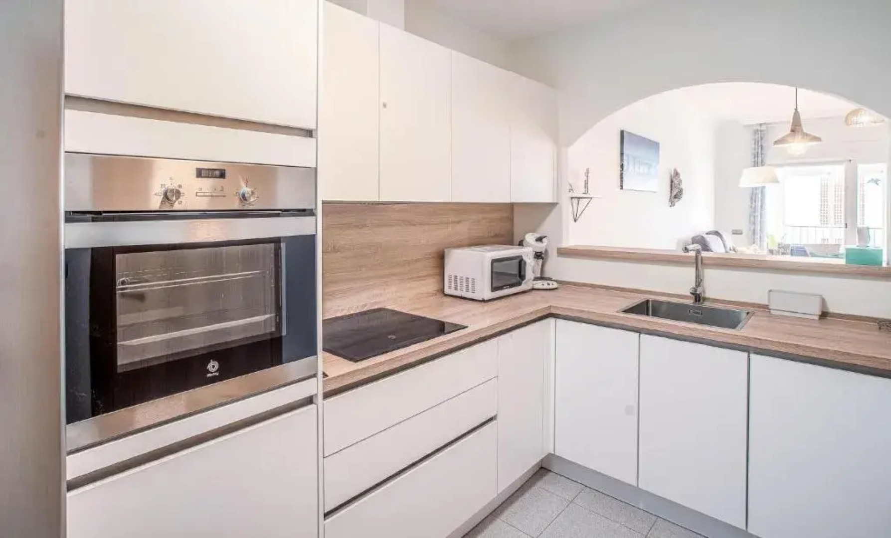 2251-Newly furnished 2 bedrooms with terrace!