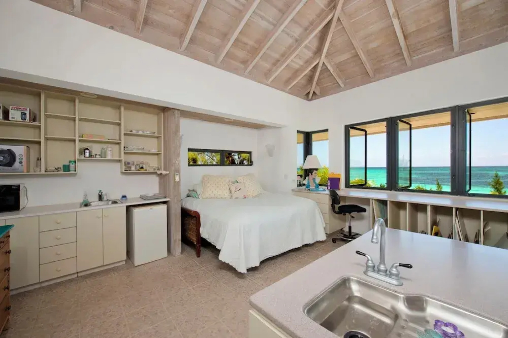 Tropical Hideaway: Charming Cottage Near Pink Sands Beach